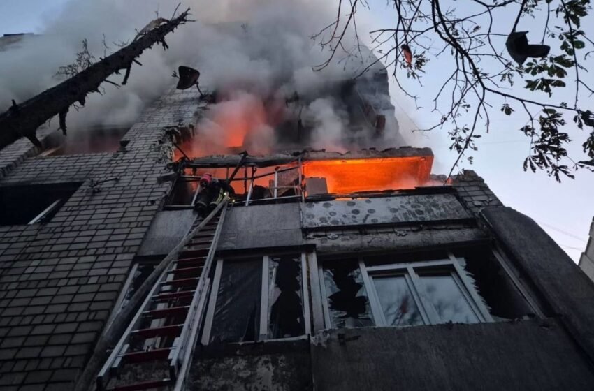 93-річну жінку дістали з-під завалів у Львові, двох людей ще шукають