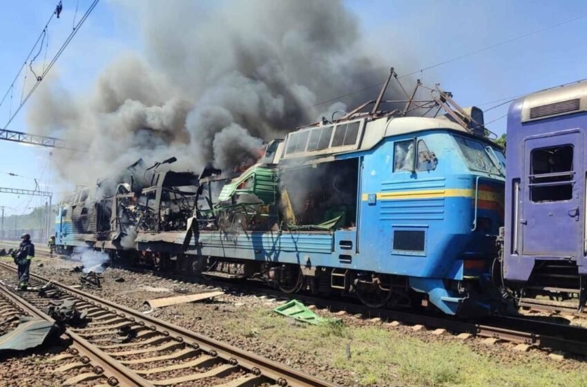  Дрони РФ вдарили по пасажирському поїзду на Запоріжжі (фото)