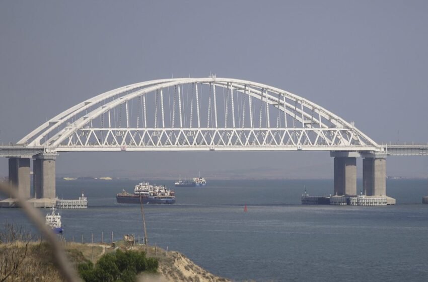  “Вибухова” ніч в Криму: виникли пожежі, частина півострова без світла