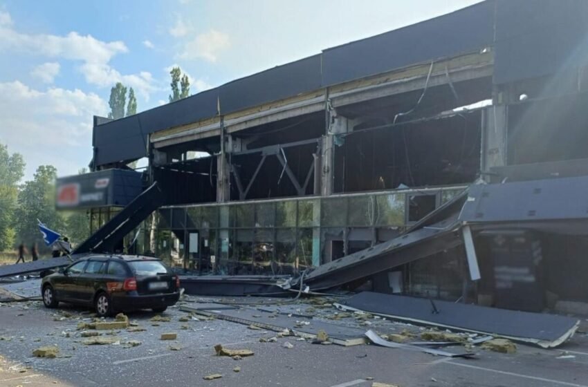  Понад 10 поранених, серед загиблих – дитина: що відомо про удар по АТБ в Чернігові