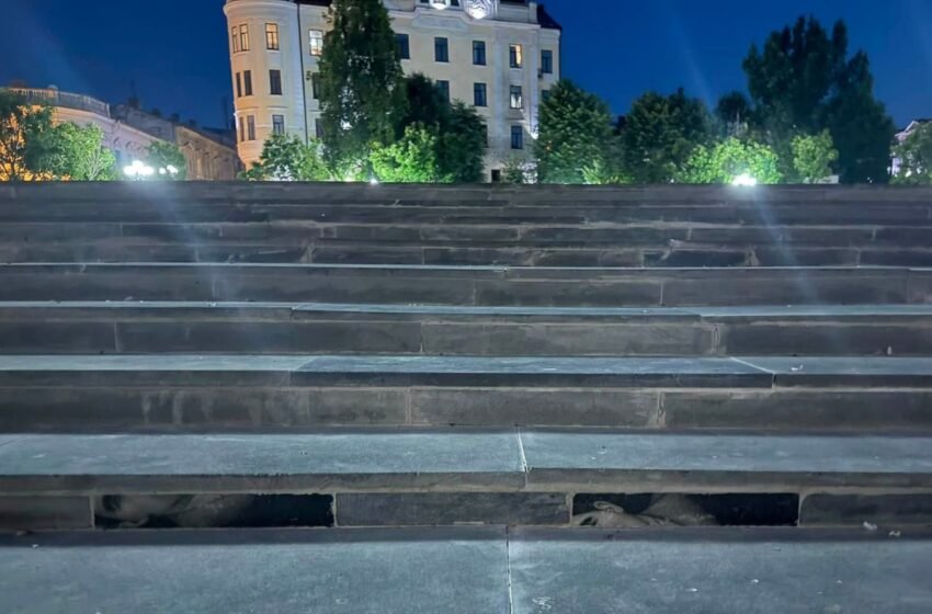  Фото людей під ногами. У центрі Чернівців могли збудувати сходи з могильних плит