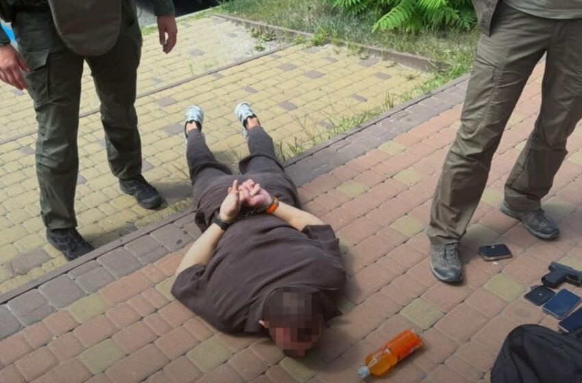  Мільйон доларів за “захист”: НАБУ викрило шахрая зі “зв’язками” у СБУ