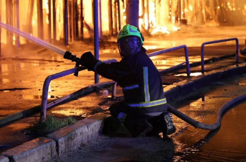  Постраждав ринок та кілька будівель: ДСНС показала фото ліквідації атаки на Київ