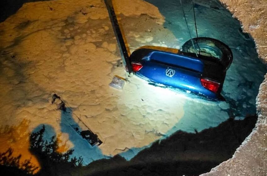  В Одесі автомобіль провалився під землю просто під час руху (фото)