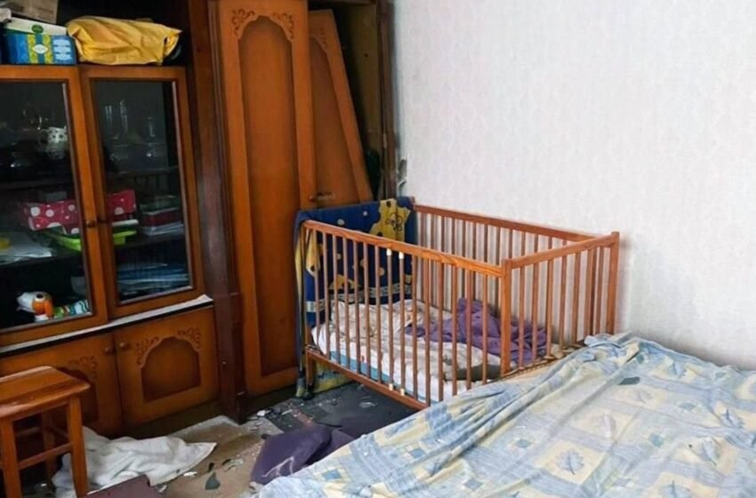  Боєприпас упав у дитяче ліжко: в Херсоні 2-річний хлопчик дивом не постраждав (фото)