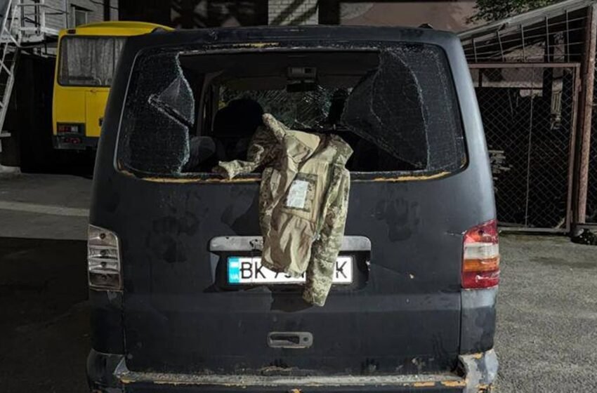  У Луцьку натовп із 30 людей розтрощив авто ТЦК та побив військових