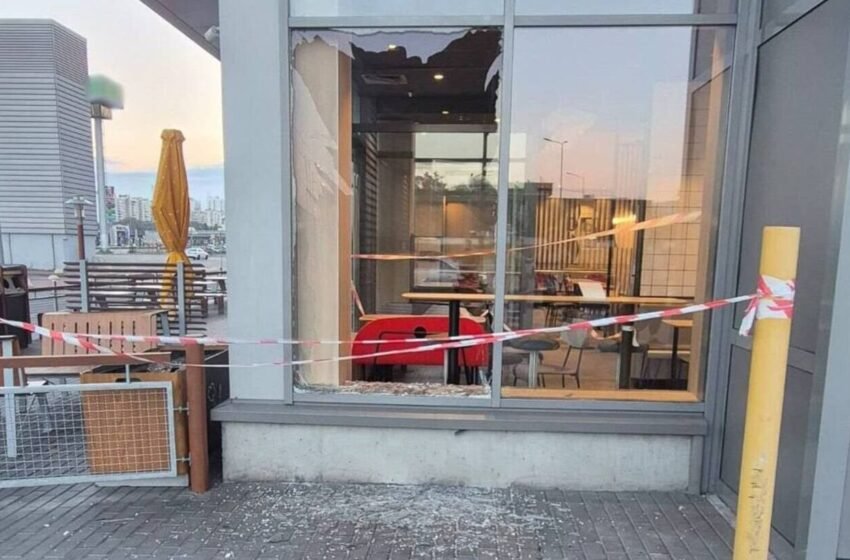  У Києві пошкоджено McDonald’s внаслідок дронової атаки: поліція показала фото