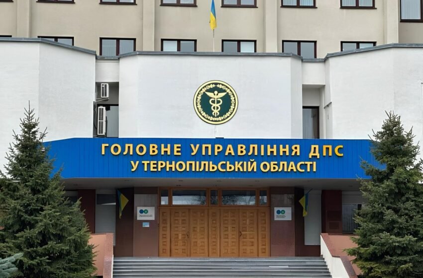  Вимагали мільйони гривень та “відкати”: затримано топпосадовців податкової Тернопільщини