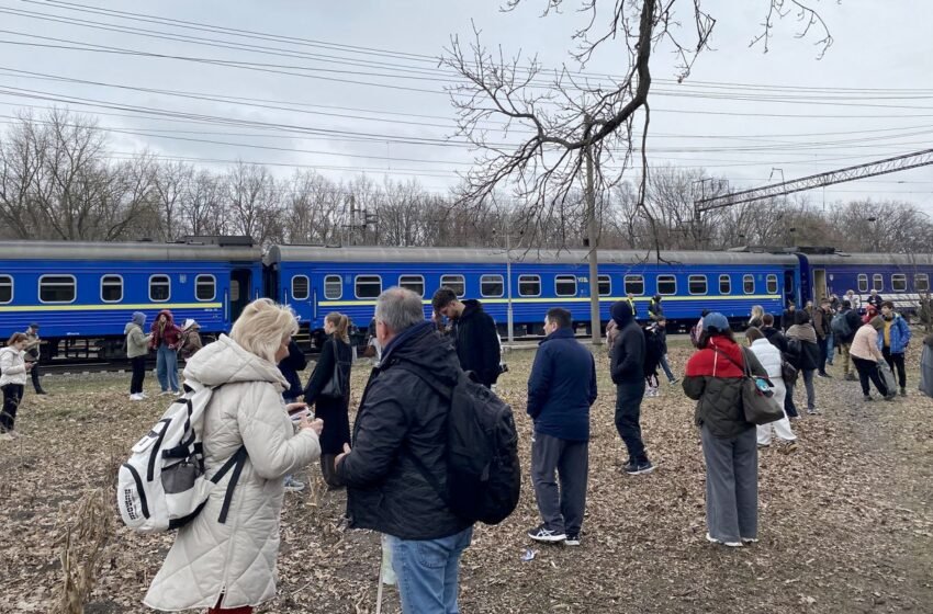  Росіяни атакували поїзд на Дніпропетровщині, людей встигли евакуювати