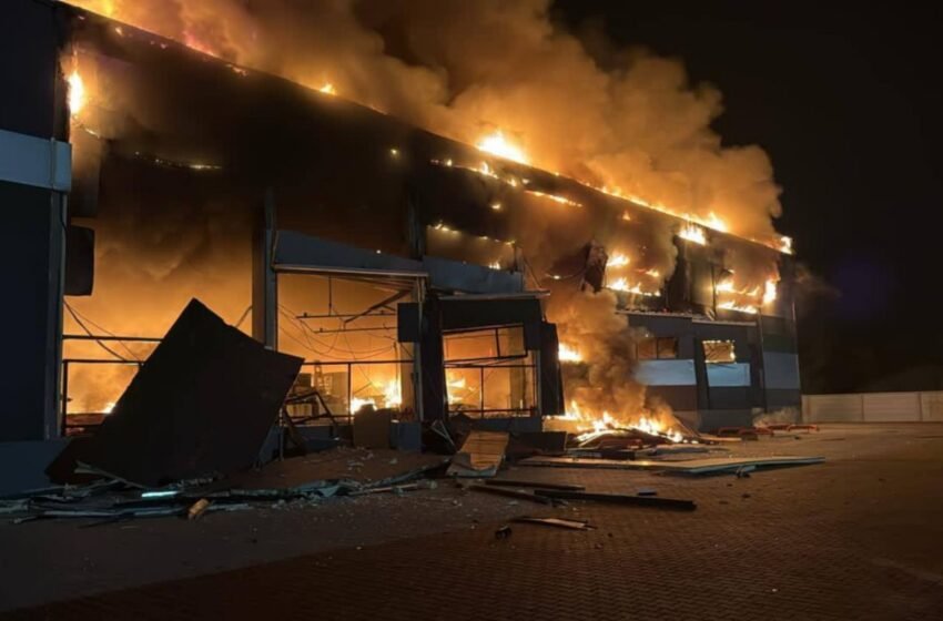  Через нічну атаку РФ під Києвом загорілися склади
