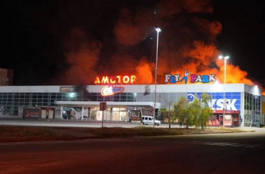  Росіяни атакували ТЦ “Амстор” у Запоріжжі, на місці атаки пожежа