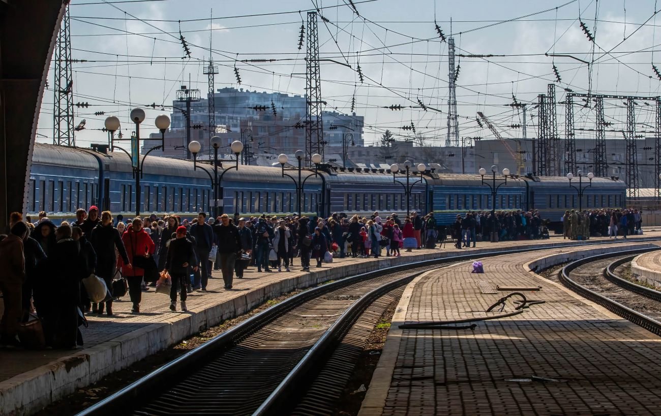 УЗ попереджає про затримки поїздів через постійні атаки РФ на вокзал у Дніпрі